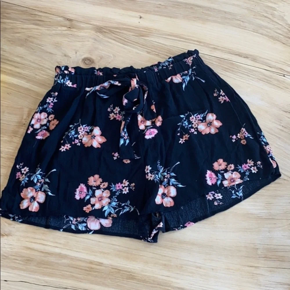 H&M Printed Shorts Size 6 - Picture 1 of 4